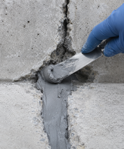 اجرای بتونه اپوکسی سیکاس داخل ترک و حفره بتن با کاردک